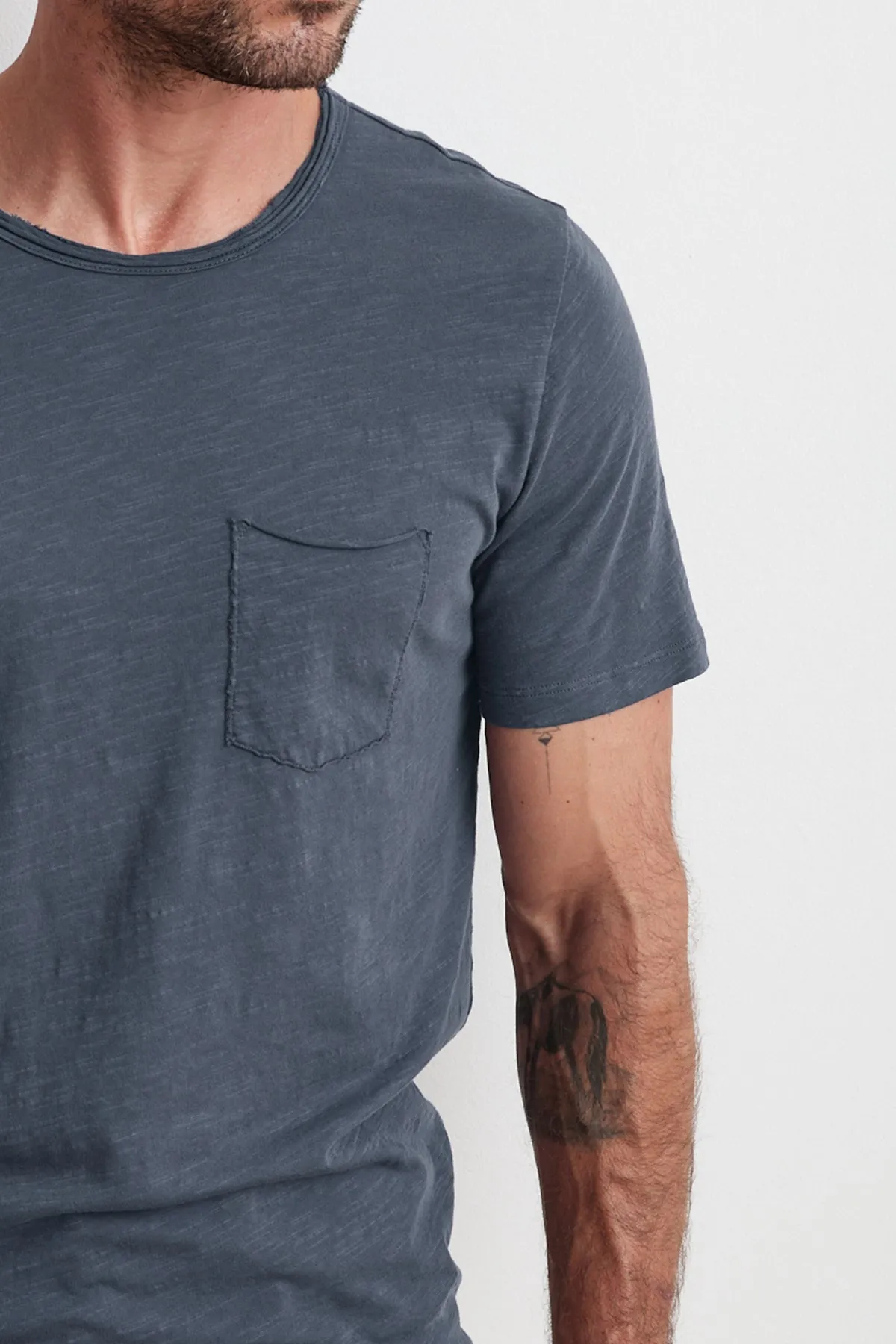 CHAD RAW EDGE COTTON SLUB POCKET TEE